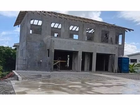 a louer   trois locaux commerciaux 74  119 ou 130 m2 à l'entrée du robert  martinique