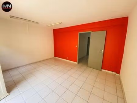 a louer local commercial / professionnel de 70m2 traversant  martinique