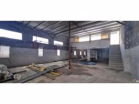 a louer local de 391m² champ borne  réunion