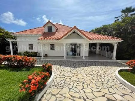 villa meublée avec piscine en location ste luce  martinique