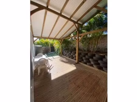 f3 meublé avec terrasse et jardin à louer secteur trinité  martinique