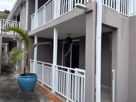 location joli studio meublé à sainte-anne avec piscine  martinique