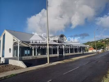 à louer : local commercial neuf avec vitrine  vue mer et acc  guadeloupe