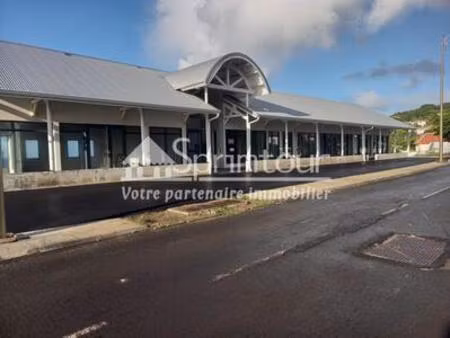 à louer : local commercial neuf avec vitrine  vue mer et acc  guadeloupe