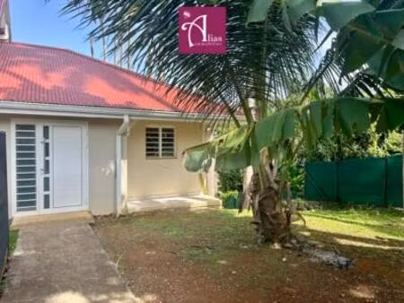 à louer grande maison mitoyenne f6 avec jardin à petit-bourg  guadeloupe