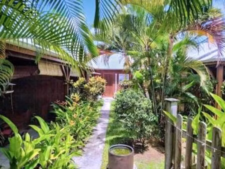 maison 13 pièces ou gites capacité 26 personnes à vendre sainte anne (971)? piscine  jardi