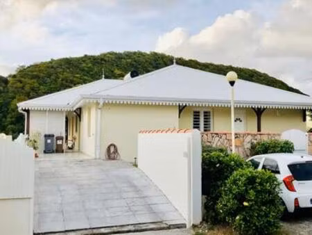 a vendre villa spacieuse 10 pieces avec piscine  martinique