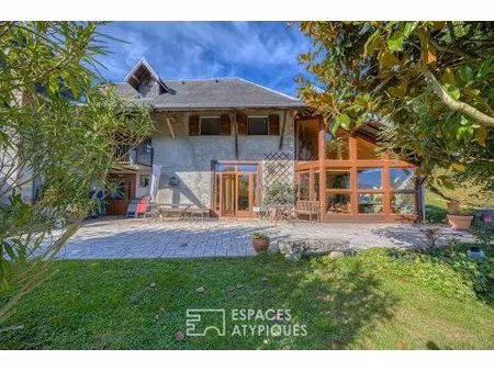 ancienne ferme du xviiie rénovée avec charme et vue montagne