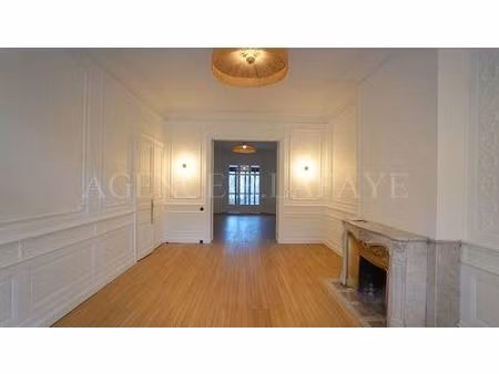 idéalement située - a proximité des écoles et des commerces