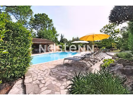 à vendre à lorgues maison 211m² avec piscine et garage.