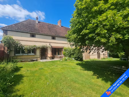 fermette avec grandes dépendances en centre village