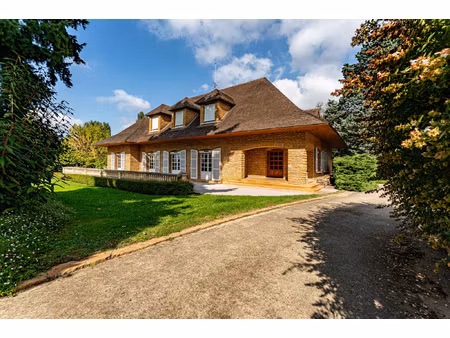 lurcy (01) propriété de 320m2 sur terrain de 18 000m2