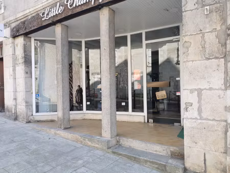 emplacement idéal pour ce magasin lumineux et fonctionnel en