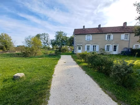 maison ancienne rénovée avec gout en bordure de canal à 5 m