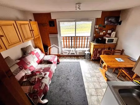 studio cabine de 23m2 avec balcon exposé sud et casier à ski offrant une vue dégagée sur l