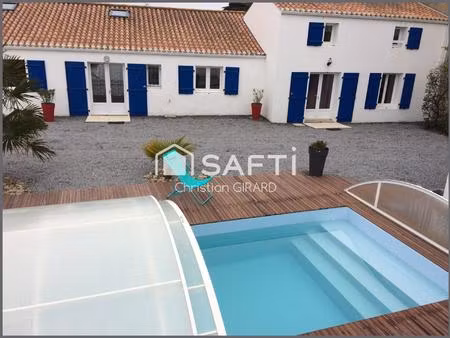 a barbâtre  grande maison de 180 m2 de surface habitable environ avec deux garages indépen