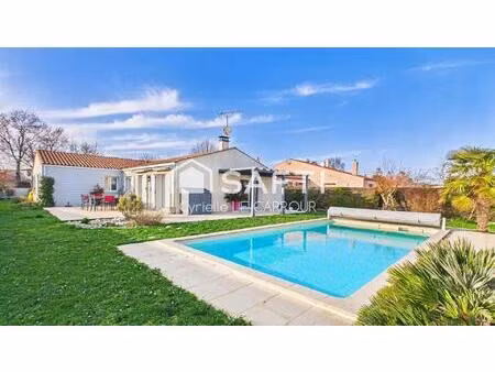 plain-pied 3 chambres avec piscine  garage et calme