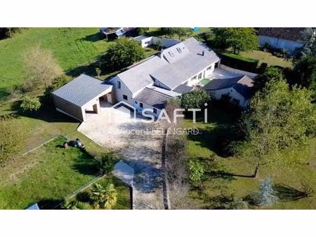 maison d'environ 240m² 6 pièces avec garages et dépendances