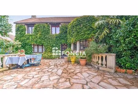 charmante maison en pierre dans un petit village familial