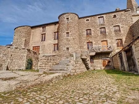 chateau médiéval restauré vendu entièrement meublé
