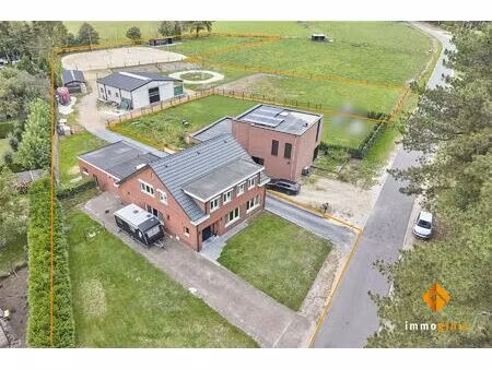 ruime  gerenoveerde woning met 6 slaapkamers en loods (180m²) op een perceel van 71a44ca.