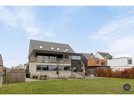 ruime high-end ben-woning met handelspand en zorgwoning