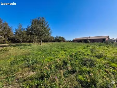 terrain 1 050 m² longages