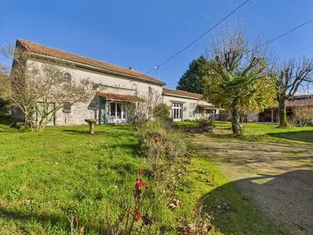 superbe maison de cinq chambres dans un hameau très prisé de charente