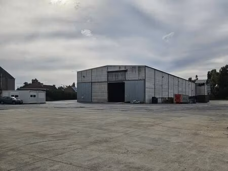 magazijn met rolbrug en verhard terrein