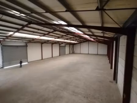 local d'activité de 1 206 m² sur une parcelle indépendante de 2 357 m² à vendre au coeur d
