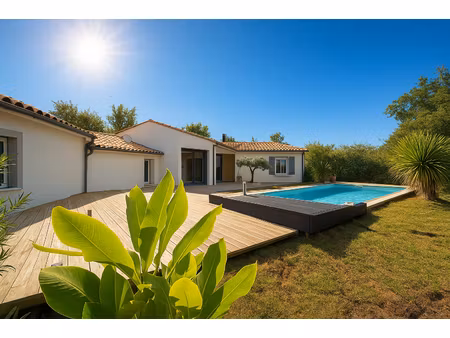 maison contemporaine de plain pied à pujols avec piscine