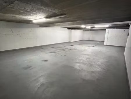 parking/box 114 m² amiens