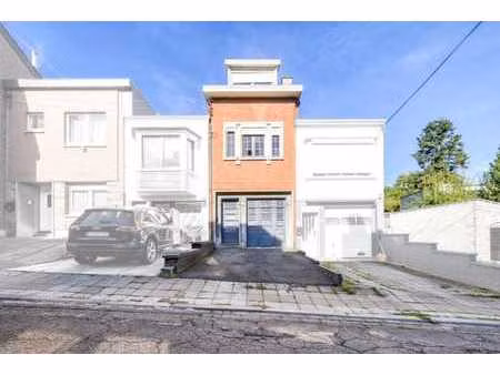 agréable maison à rénover avec jardin et parking