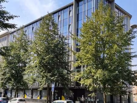 bureau entièrement rénové à louer à la gare du midi.