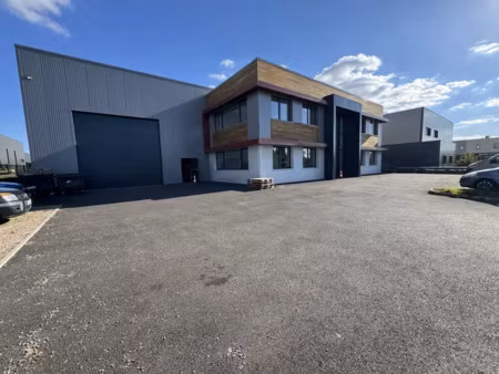 bâtiment indépendant à vendre proche construit récemment dans une zone d'activités récente