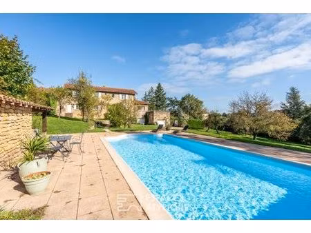 maison de famille en pierre avec vue