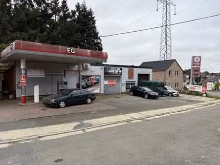 ensemble immobilier avec pompe essence et garage