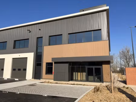 st priest : local d'activité 650 m2 dt 200 m2 bur. -local neuf