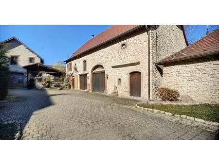 ensemble de batiment en pierre apparente