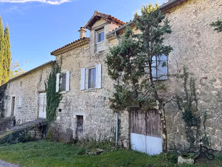 une maison de hameau de 87 m2 habitables avec une cour et un