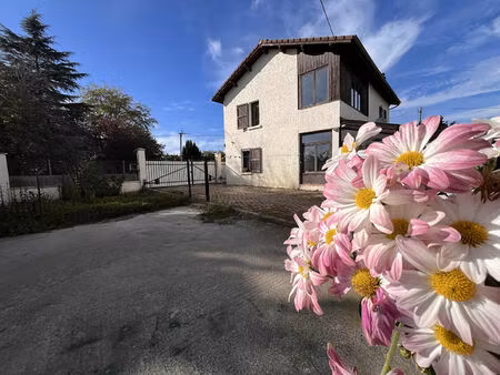 maison à fort potentiel au calme à proximité des commodités