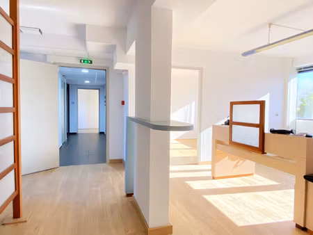 un ensemble de bureaux dans un immeuble d'affaires  a perpig