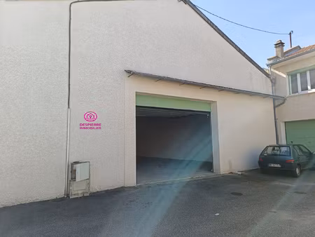 entrepot 240m2 avec sanitaires  porte motorisée  très bon ét