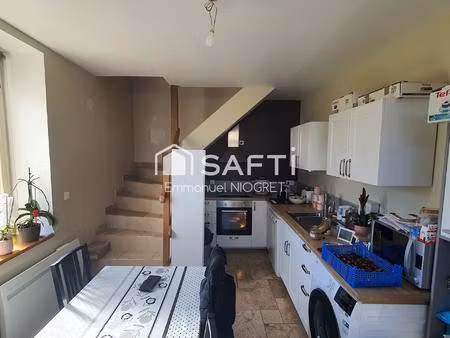 petit immeuble avec 2 grands logements en bon état