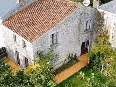 vente maison à bazoges-en-pareds (85390) : à vendre / 150m² bazoges-en-pareds