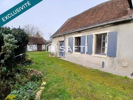 longère dans un cadre bucolique  avec ses poutres apparentes ses murs d’antan.