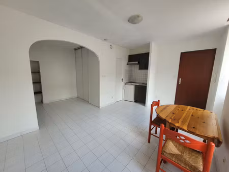 auch à 10 minutes de l'iut à pied  studio de 21 m2 en parfai