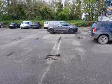 entrepot + trés grand parking