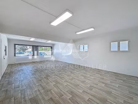 grand bureau avec stationnements