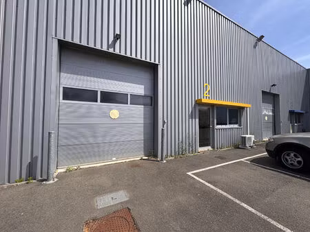 local pofessionnel 200 m² - zone de la landette